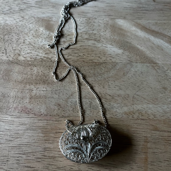 Elegant Silver Pendant Necklace - Picture 1 of 3